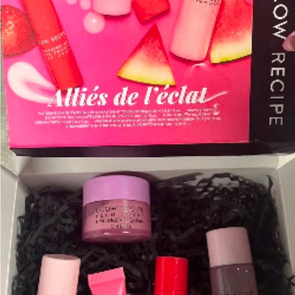 Glow Recipe X Sephora Glowy Skin BFFs
Skincare Kit:Travel Size Items - Picture 3 of 5